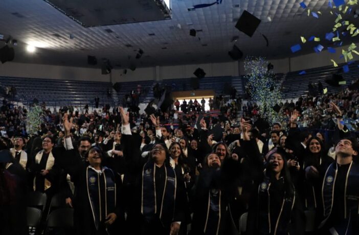 UACJ mantiene su fuerza profesional de la región; se gradúan más de 1,600 nuevos especialistas