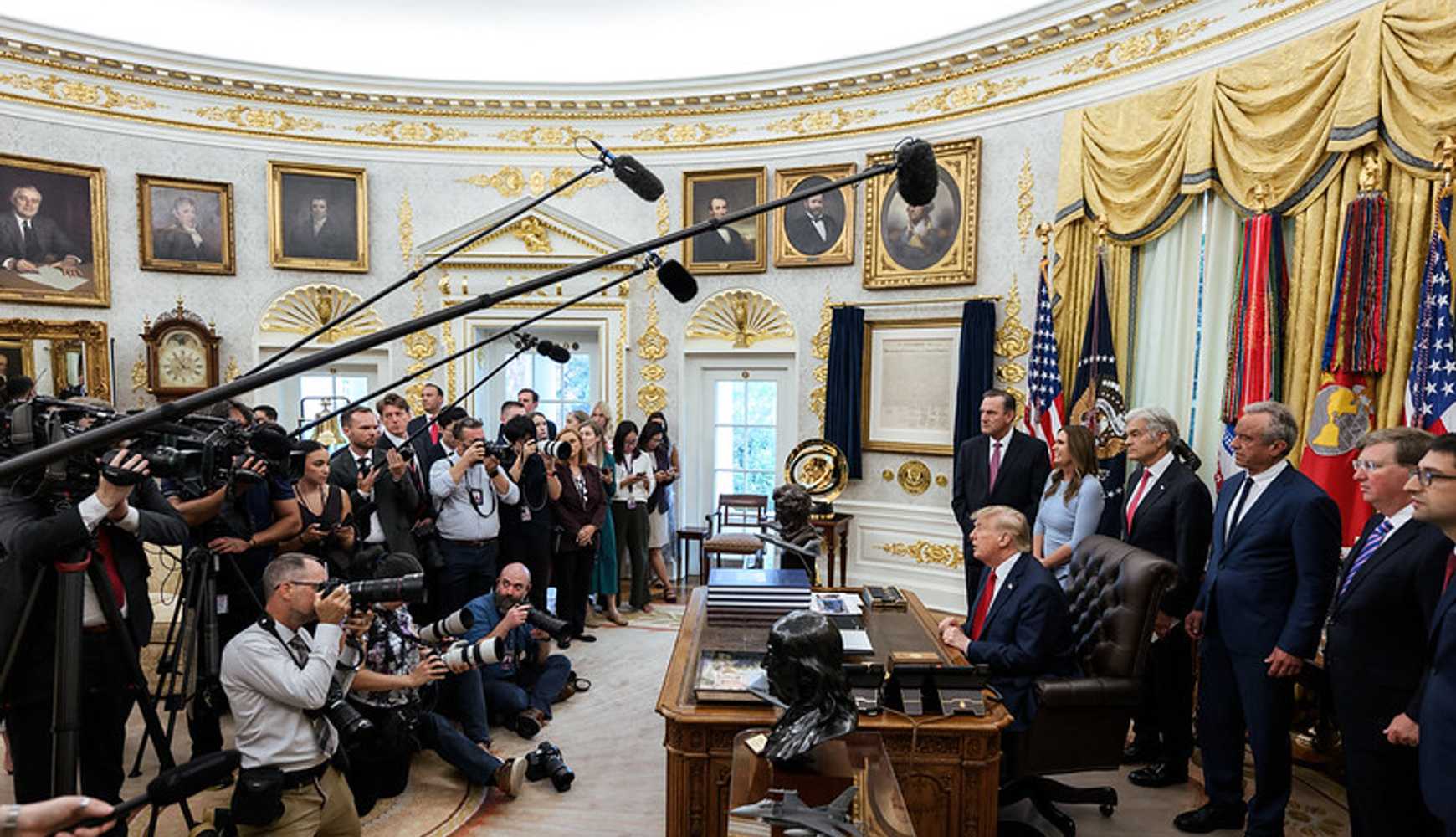 Principales cadenas de TV de EE.UU. suspenden cobertura conjunta de Trump tras el veto